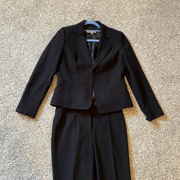 Kasper Jackets & Blazers - KASPER Black 2-Piece Pant Suit Slim Fit